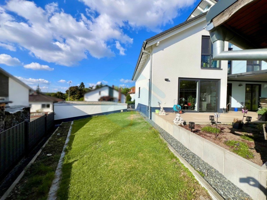 Seitenansicht zur Garage Einfamilienhaus Butzbach / Griedel