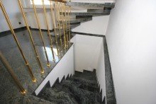 Treppenabgang TERMINE AUSGEBUCHT! Sch�nes, ger�umiges EFH mit sch�nem Garten in ruhiger Lage!