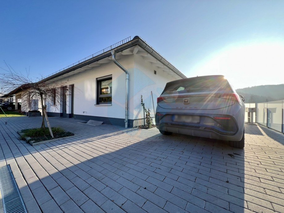 Frontansicht zum Au�enstellplatz Bungalow Waldsolms / Brandoberndorf