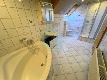 Badezimmer DG RESERVIERT! Ger�umiges Haus im Kern von Butzbach-Niederweisel!