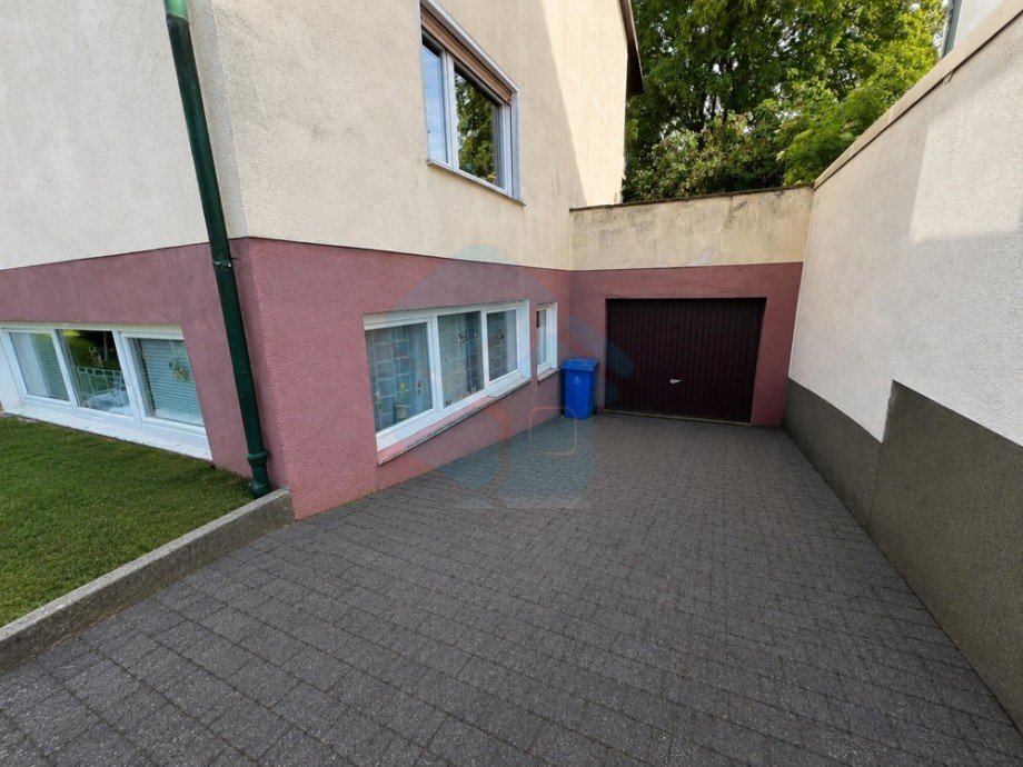 Hofeinfahrt Mehrfamilienhaus Butzbach / Griedel