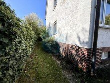 Seitenansicht Zufahrt +provisionsfrei f�r Kaufende+ Einfamilienhaus mit Potential und gro�em Grundst�ck in 35510 Butzbach!