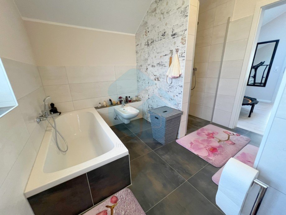 Badezimmer 2 Dachgeschoss Einfamilienhaus Butzbach / Griedel