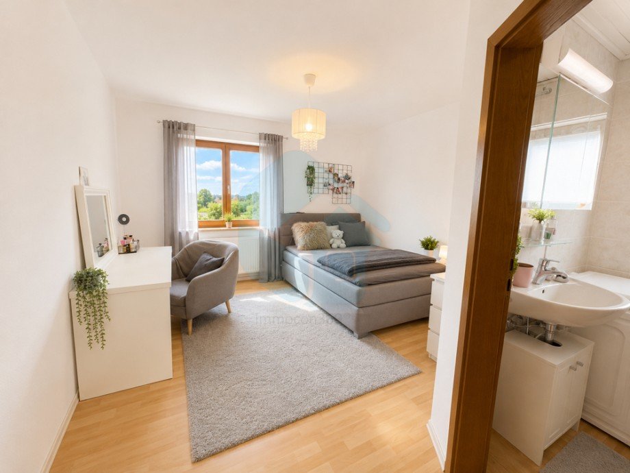 Schlafzimmer 1 mit Bad Maisonettewohnung Butzbach / Kirch-G�ns