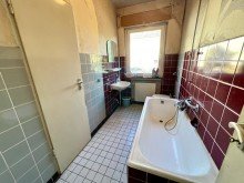 Badezimmer Erdgeschoss +provisionsfrei f�r Kaufende+ Einfamilienhaus mit Potential und gro�em Grundst�ck in 35510 Butzbach!