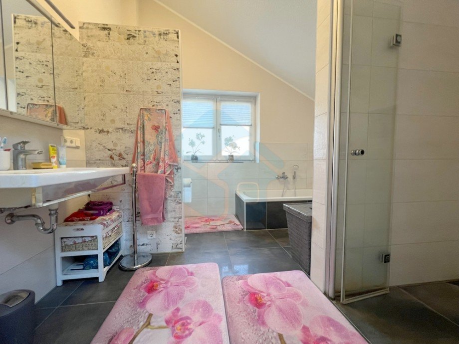 Badezimmer 2 Dachgeschoss Einfamilienhaus Butzbach / Griedel