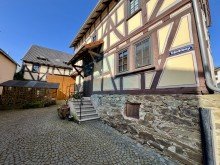 Seitenansicht Innenhof +VERKAUFT+ Wundersch�nes Einfamilienhaus f�r die kleine Familie in Waldsolms-Kraftsolms!