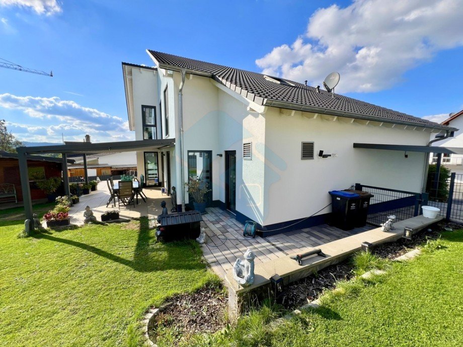 Seitenansicht Garten Einfamilienhaus Butzbach / Griedel