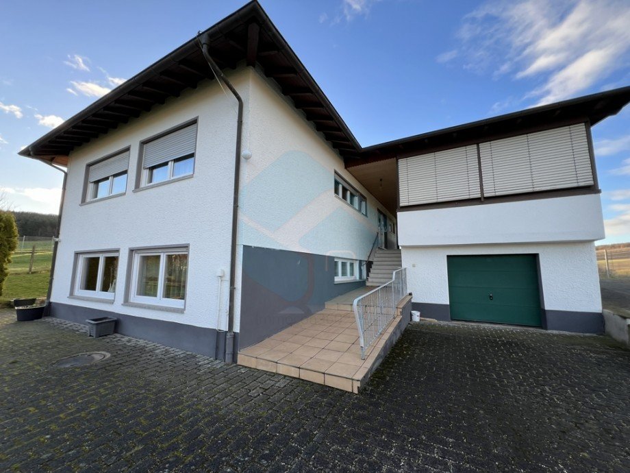 Frontansicht 2 Etagenwohnung Langg�ns / Oberkleen