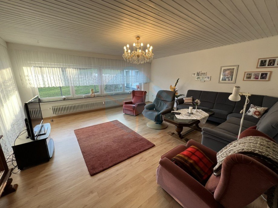 Wohnzimmer mit Zugang zum Balkon Etagenwohnung Langg�ns / Oberkleen