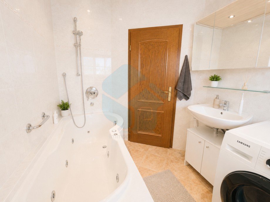 Bad 2 Maisonettewohnung Butzbach / Kirch-G�ns